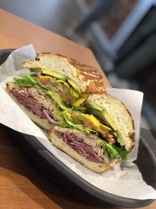 Lou's Lounge
