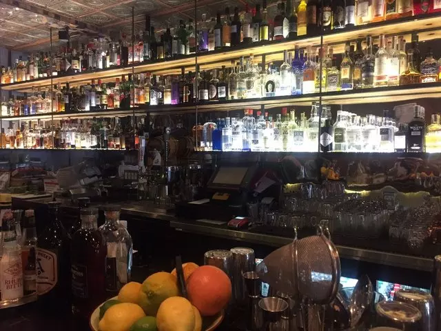 Bar 821