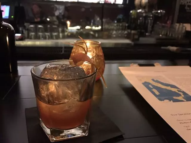 Bar 821