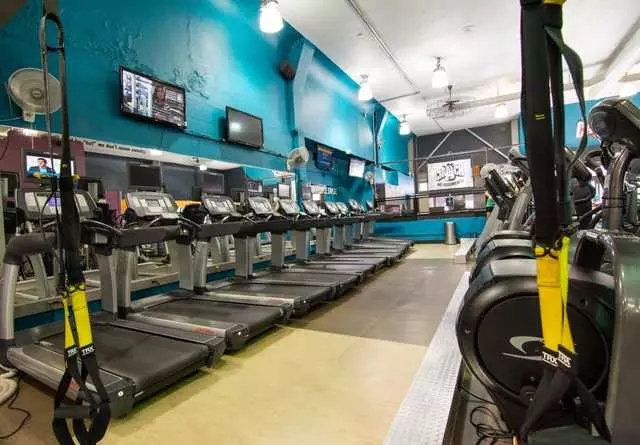 Crunch Fitness - Chestnut