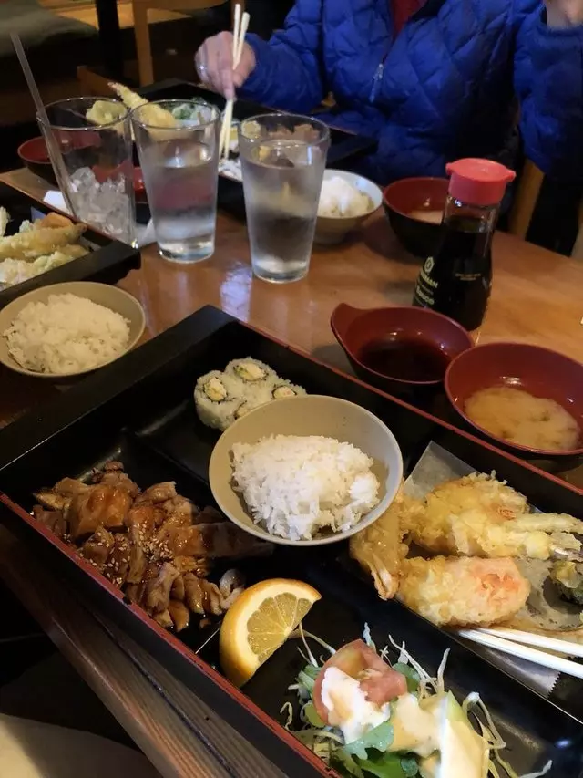 Warakubune Sushi