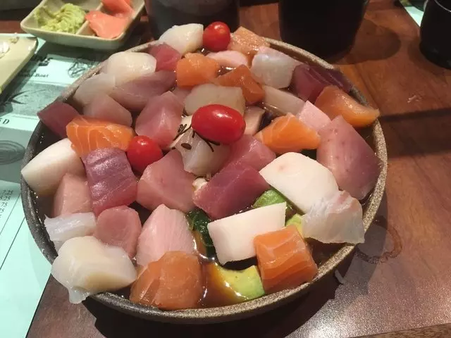 Warakubune Sushi