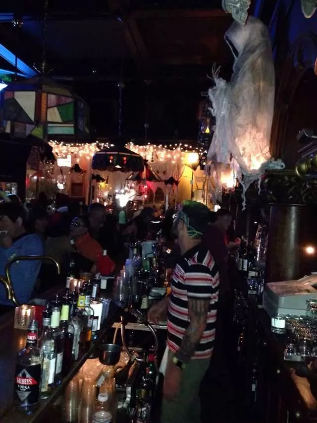 Twin Peaks Tavern