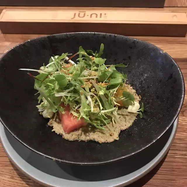 jū-ni